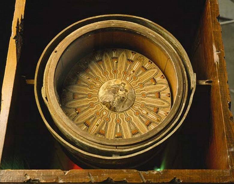 A compass from the end of the 15th century (this is roughly what Columbus had)